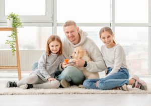 Família feliz e cachorrinho